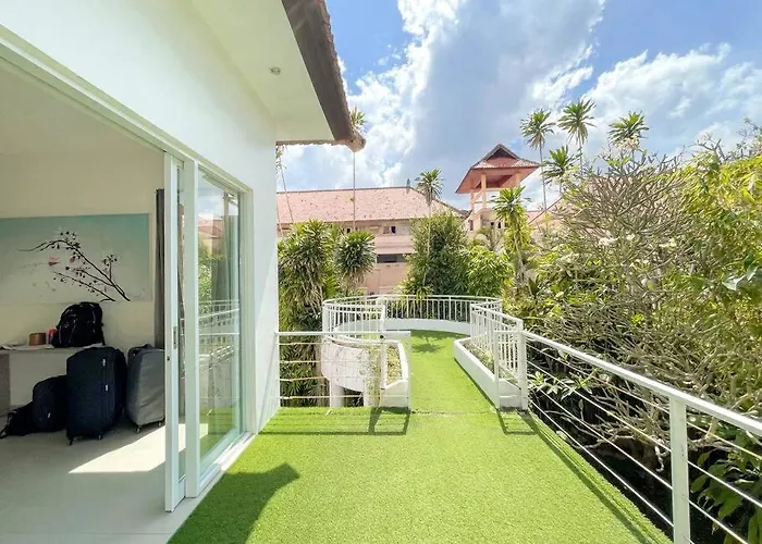 Tepi Pantai Villa *